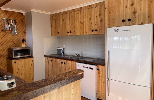 Bundalong House | Phalaris Riverside: Family-Friendly Stay with Breakfast Included