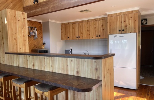 Bundalong House | Phalaris Riverside: Family-Friendly Stay with Breakfast Included