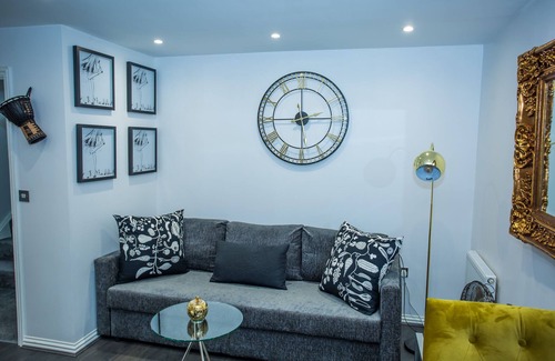 Thamesmead House | Phamphy Home: Embrace Comfort with Family-Friendly Amenities