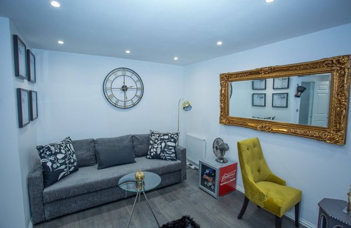 Thamesmead House | Phamphy Home: Embrace Comfort with Family-Friendly Amenities