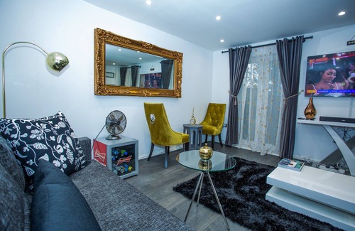 Thamesmead House | Phamphy Home: Embrace Comfort with Family-Friendly Amenities