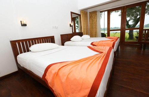 Polonnaruwa Hotel | Discover Pharo Lake: Family-Friendly Retreat with Pool & Breakfast