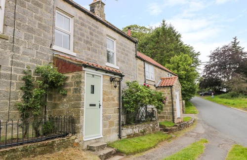 Ainthorpe Cottage | Charming Pheasant Cottage with Ocean View and Open Fire