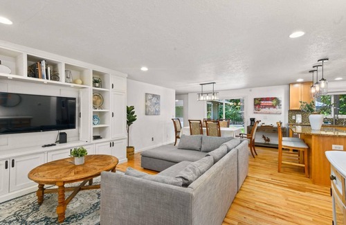 Lake Oswego House | Exceptional Home with Outdoor Golf, Fire-Pit & Pet-Friendly