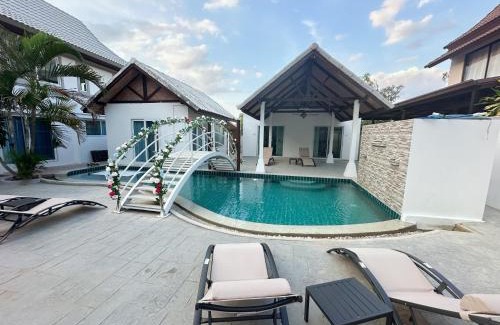 Huai Yai Villa | Relax at Pheonix Golf Pool Resort Villa with Family & Pets