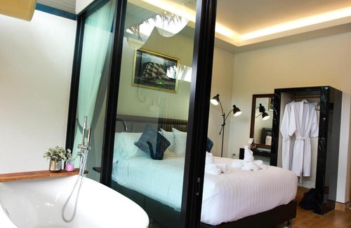 Ban Pa Yang House | Relax at Phetrapoolvilla: Private Pool & Hot Tub Retreat