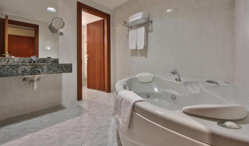 Bra Hotel | Discover the Phi Hotel Cavalieri: 4-Star Family Getaway