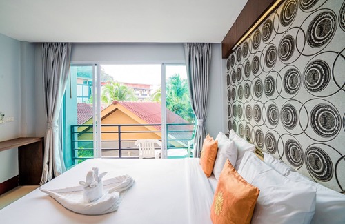 Ko Phi Phi Resort | Relax at Phi Phi Anita Resort: Pool, Dining & Family Friendly