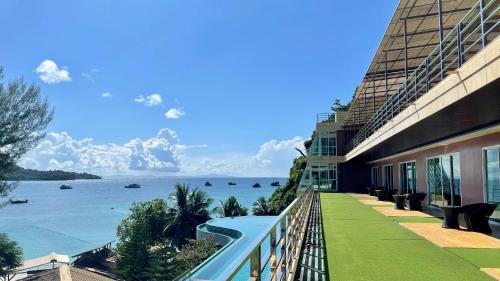 Ko Phi Phi Hotel | Discover Phi Phi Cliff Beach Resort with Ocean Views & Pool