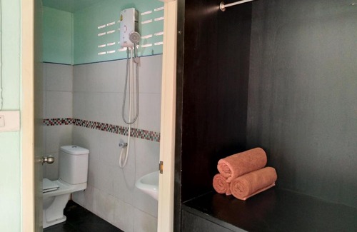 Ko Phi Phi House | Relax at Phi Phi Coralbay: Family-Friendly with Dining