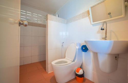 Ko Phi Phi Hotel | Beachfront Bliss at Phi Phi Cozy Seafront Resort
