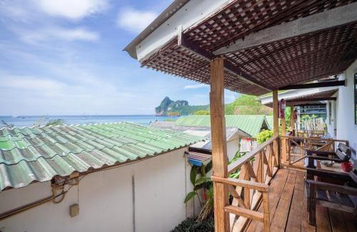 Ko Phi Phi Hotel | Beachfront Bliss at Phi Phi Cozy Seafront Resort