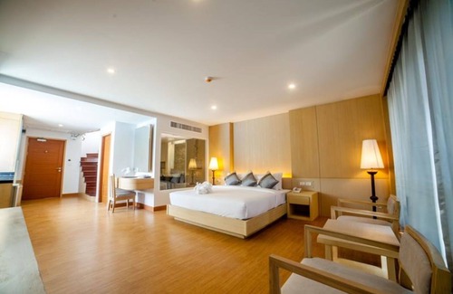 Ko Phi Phi Hotel | Discover Phi Phi Harbour View Hotel with Pool & Dining