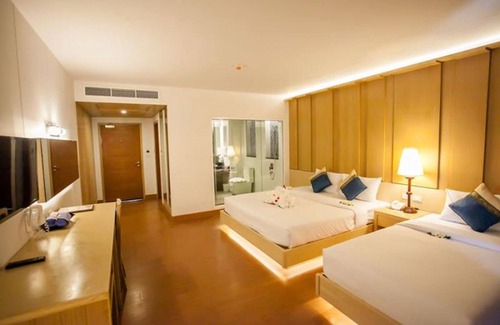 Ko Phi Phi Hotel | Discover Phi Phi Harbour View Hotel with Pool & Dining