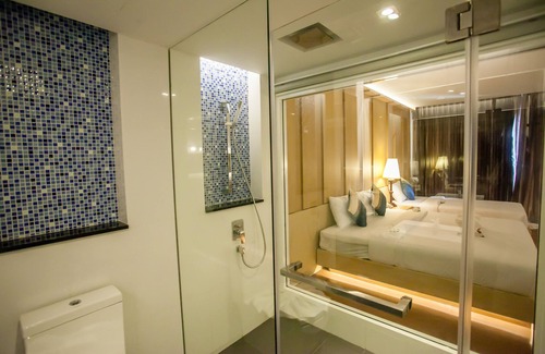 Ko Phi Phi Hotel | Discover Phi Phi Harbour View Hotel with Pool & Dining