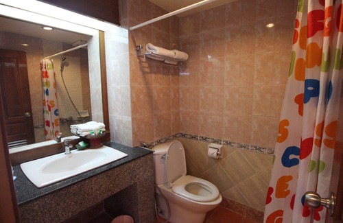 Ko Phi Phi Hotel | Inviting Phi Phi Hotel: Pool, Breakfast & Family Friendly
