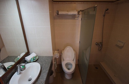 Ko Phi Phi Hotel | Inviting Phi Phi Hotel: Pool, Breakfast & Family Friendly