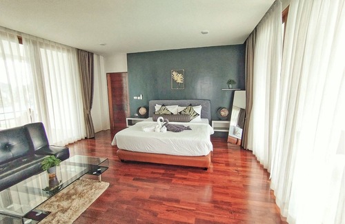 Ko Phi Phi Hotel | Serene Phi Phi Mountain Beach Resort with Ocean View Pool