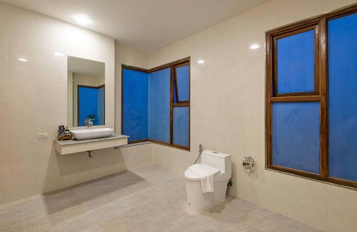 Ko Phi Phi Hotel | Serene Phi Phi Mountain Beach Resort with Ocean View Pool