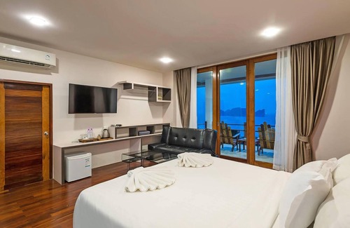 Ko Phi Phi Hotel | Serene Phi Phi Mountain Beach Resort with Ocean View Pool