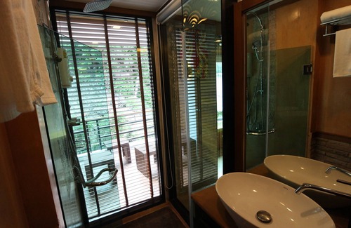Ko Phi Phi Hotel | Beachfront Bliss at Phi Phi Nice Beach Hotel Hip