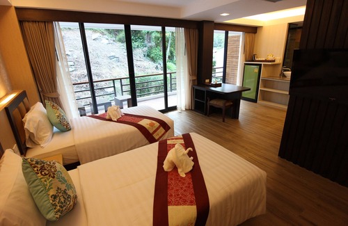 Ko Phi Phi Hotel | Beachfront Bliss at Phi Phi Nice Beach Hotel Hip