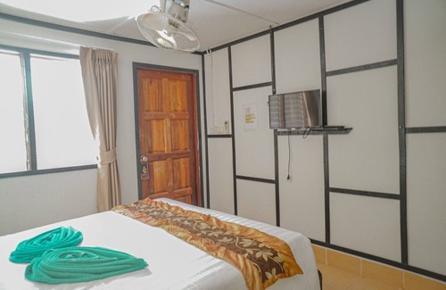 Ko Phi Phi Hotel | Relax at Phi Phi Nice Beach Resort with Ocean Views