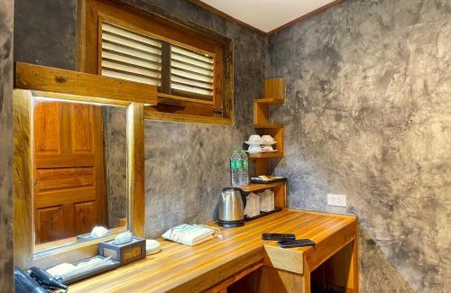 Ko Phi Phi Resort | Phi Phi Phu Chalet Resort: Oceanfront Retreat with Pool