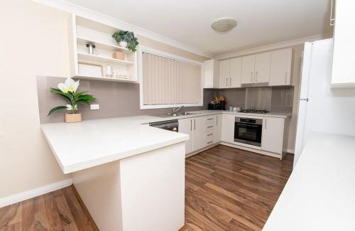 Bletchington House | Phillip Villa: Modern Retreat Near Town with Free Wifi
