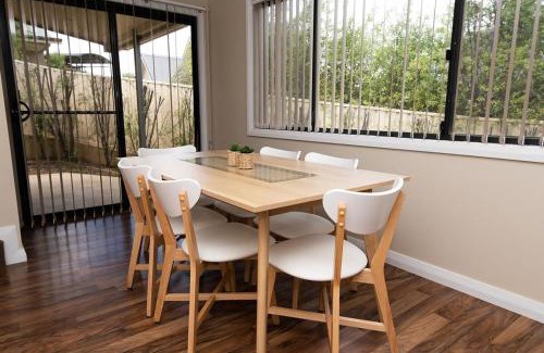 Bletchington House | Phillip Villa: Modern Retreat Near Town with Free Wifi