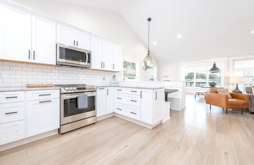 Lakeview House | Experience Phoebe’s Waterfront Lakehouse: Pet-Friendly Retreat