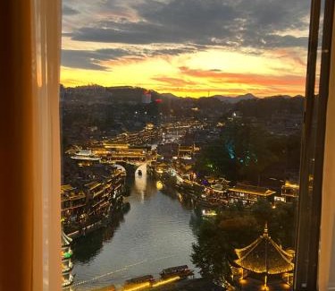 Fenghuang House | Discover Riverside Bliss at Phoenix Best River View B&B