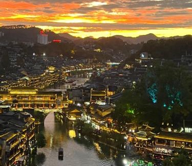 Fenghuang House | Discover Riverside Bliss at Phoenix Best River View B&B