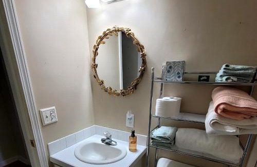 Ernul House | Eco-Friendly Retreat at Phoenix Farms Vineyard with Hot Tub