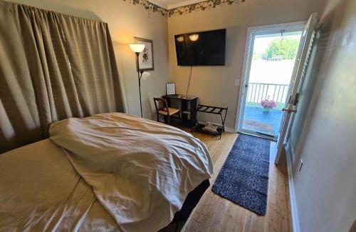 Ernul House | Eco-Friendly Retreat at Phoenix Farms Vineyard with Hot Tub