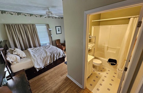 Ernul Other | Cozy Retreat at Phoenix Farms Vineyard with Breakfast & Kitchen
