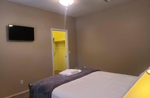 South Mountain House | Convenient Phoenix II Near Airport with Breakfast Included