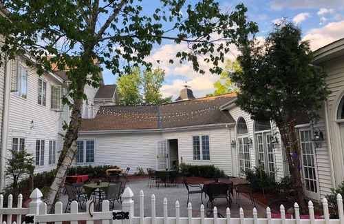North Creek Hotel | Pet Friendly Phoenix Inn Resort with Pool and Breakfast