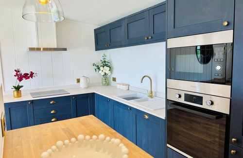 Hawton Cabin | Phoenix Lodge - 2 ensuite bedrooms, lakeside view