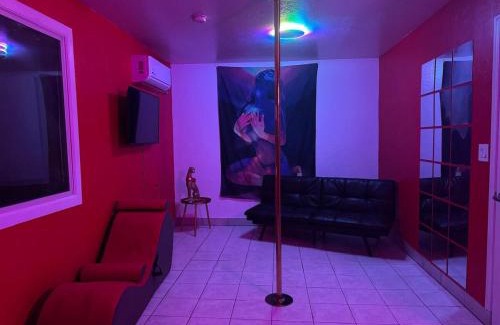 Maryvale Apartment | Phoenix Red Room for Couples