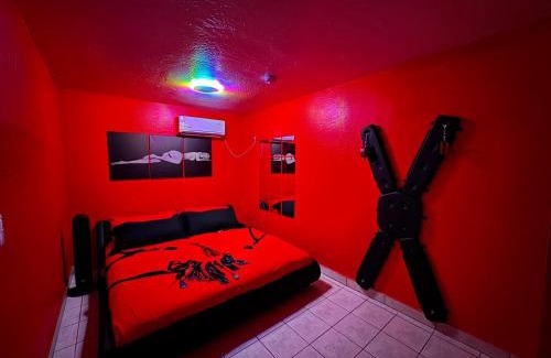Maryvale Apartment | Phoenix Red Room for Couples