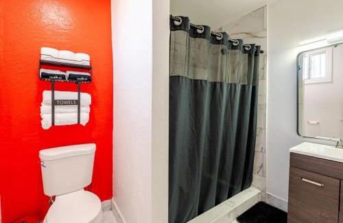 Maryvale Apartment | Phoenix Red Room for Couples