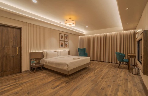Lodhi ka Mahal Resort | Relax at Phoenix Resort: Family-Friendly with Pool & Dining