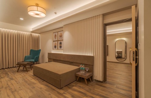 Lodhi ka Mahal Resort | Relax at Phoenix Resort: Family-Friendly with Pool & Dining