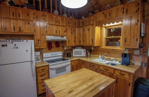 Lansing Cabin | Elevated Views & Comfort - Phoenix Rising Near Lansing