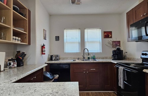 Garfield House | Private Phoenix Triplex: Embrace Comfort and Convenience