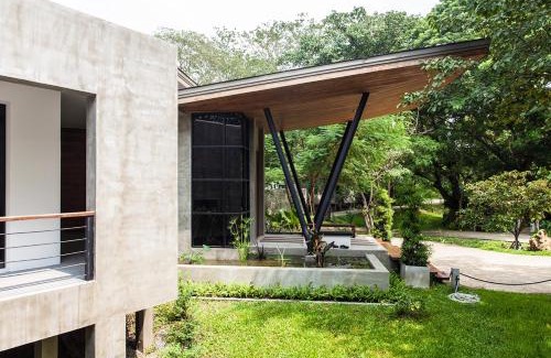 Photharam House | Relax at Photharam126 Resort: Family-Friendly Retreat