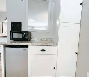Townsend Hotel | Inviting Meadow Room at Trailblazer Unit 4 - Pet & Kid Friendly