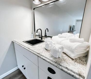 Townsend Hotel | Inviting Meadow Room at Trailblazer Unit 4 - Pet & Kid Friendly