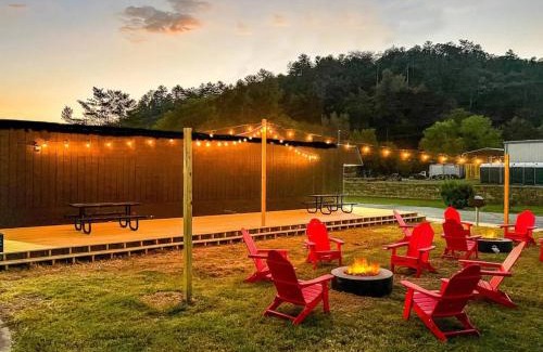 Townsend Hotel | Inviting Meadow Room at Trailblazer Unit 4 - Pet & Kid Friendly
